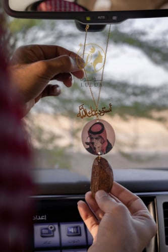 تعليقة سيارة بصورة من تحب مع كسره العود