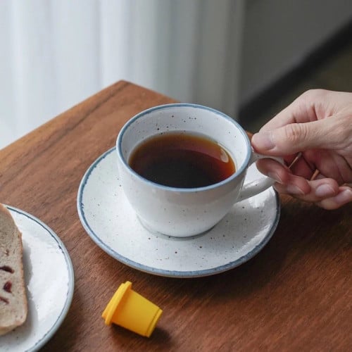 كوب قهوة مع الصحن