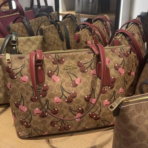 Gallery Tote In Signature Canvas
