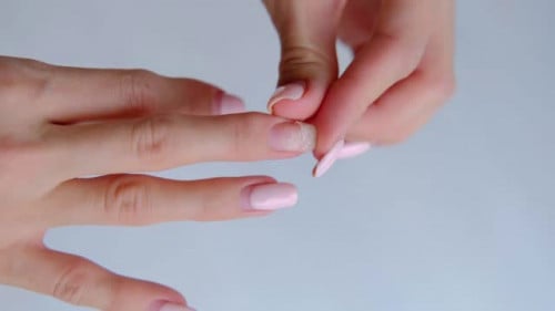 أسباب ضعف الأظافر وتشققها | كيفية العناية بها