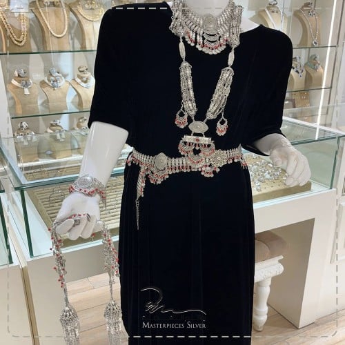 طقم تراثي سعودي لاحتفالات يوم التاسيس من الفضة فخم وانيق