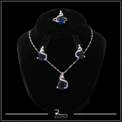 طقم فضة حريمي استرليني مع أحجار نيلي أنيقة .