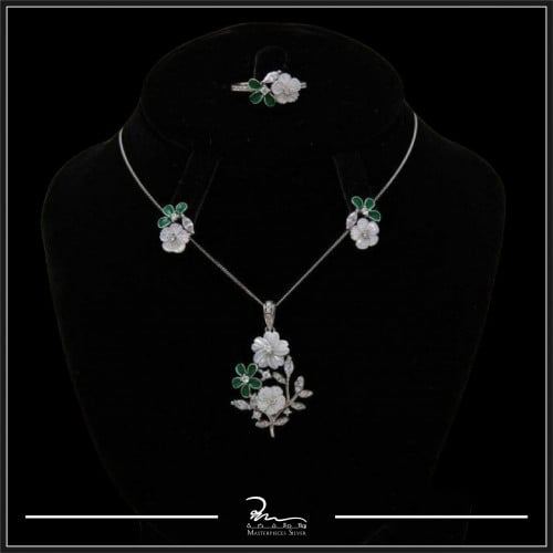 طقم فضة حريمي مع الصدف الأنيق وأحجار الزركون