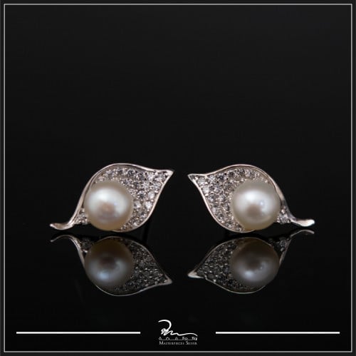 حلق فضة بشكل ورقة شجر مع اللؤلؤ