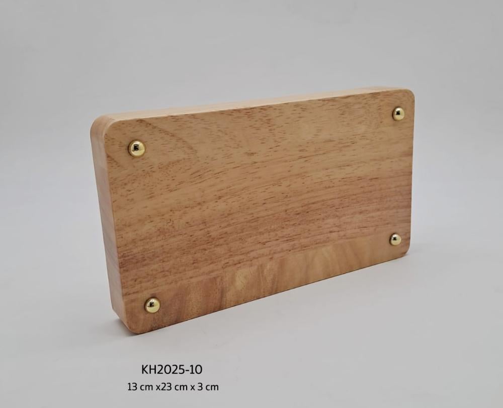 درع خشبي مستطيل مع لمسات ذهبية فاخرة