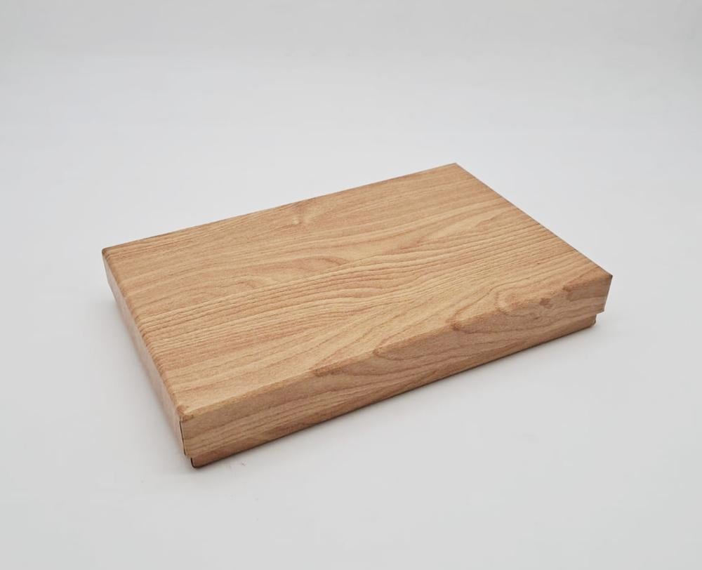 درع خشبي مستطيل مع لمسات ذهبية فاخرة