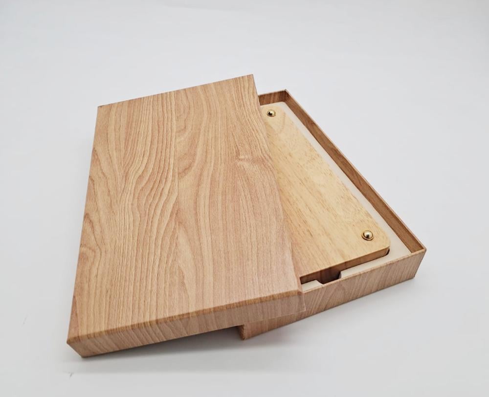 درع خشبي مستطيل مع لمسات ذهبية فاخرة