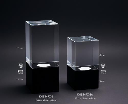 مكعب كريستال بقاعدة سوداء مع اضاءة LED