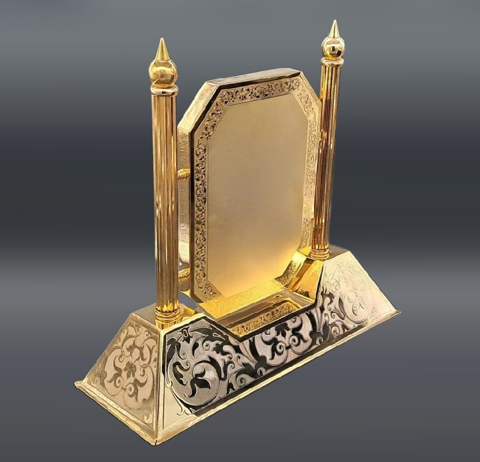 درع ملكي مطلي بالذهب فاخر جدا