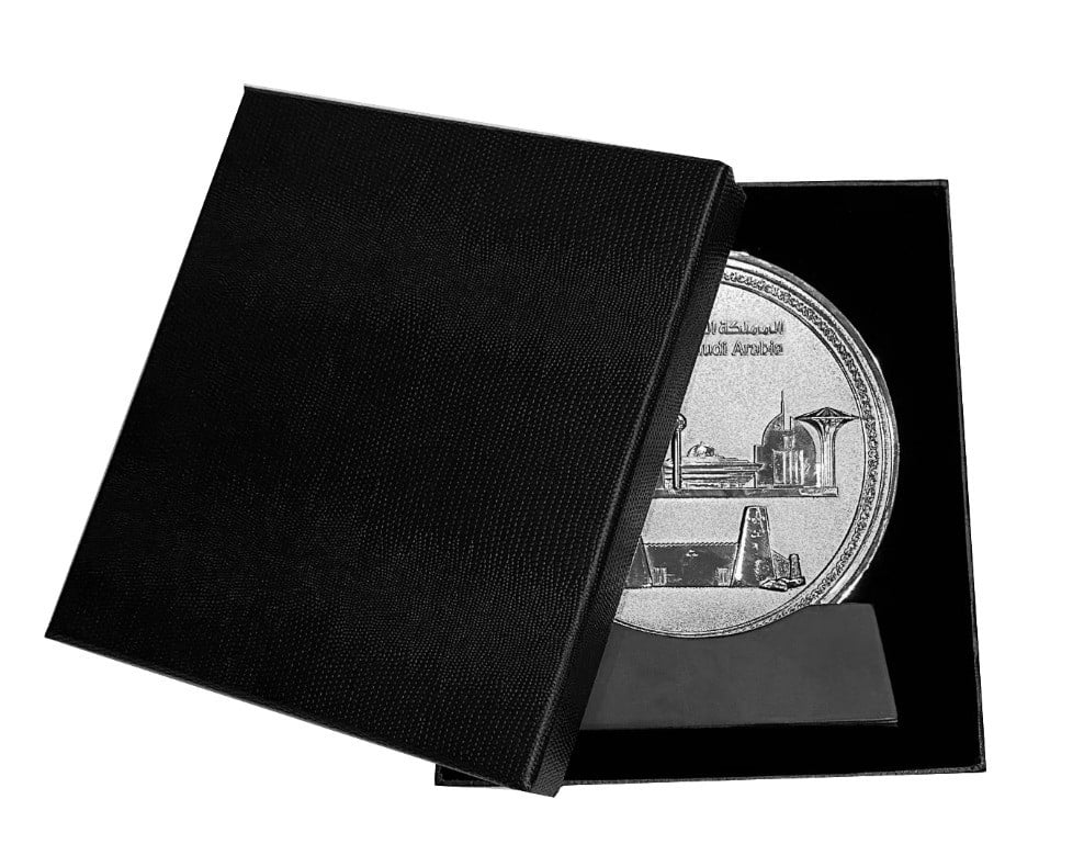 معالم المملكة لون فضي