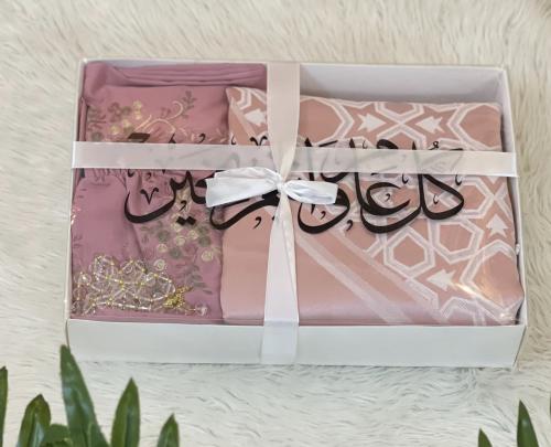 بكج هدايا سجادة تركي مبطن + شرشف صلاة مطرز مرد + س...