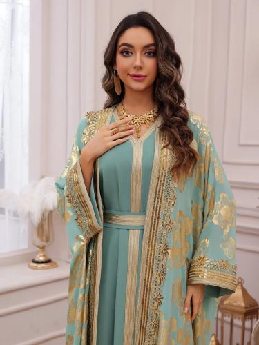 عباية نسائية مطرزة
