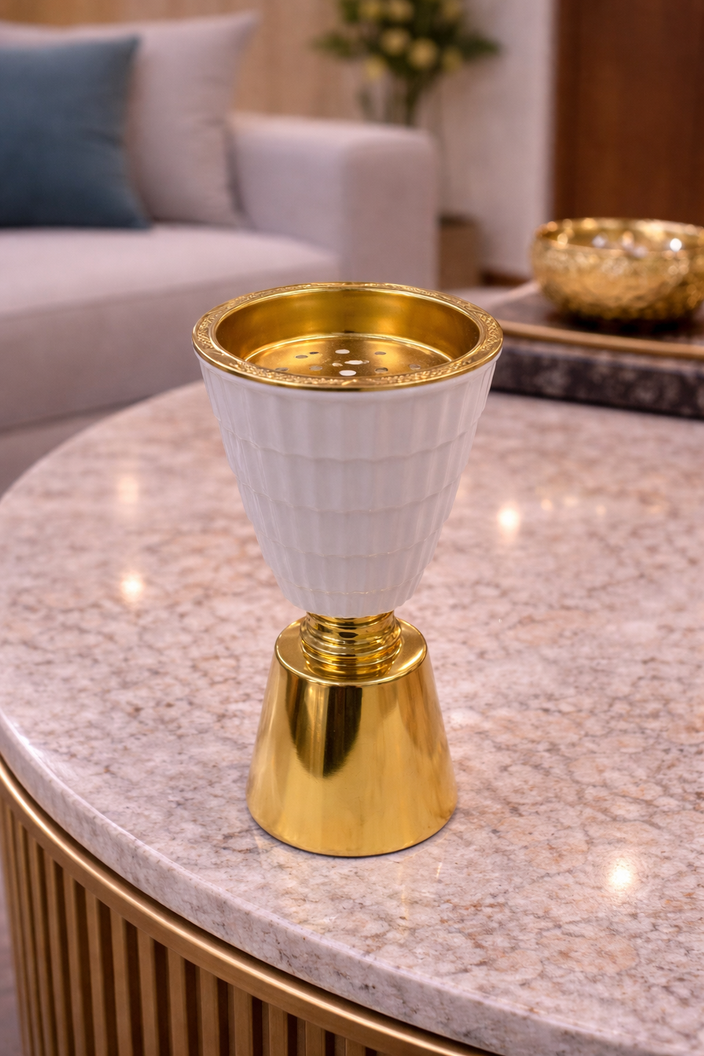 مبخرة فخمة أبيض وذهبي – تجربة بخور ترفع الذوق