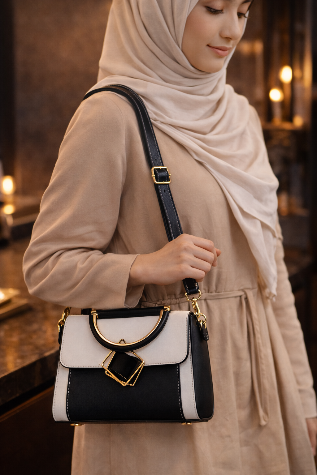 شنطة نسائية فخمة بتصميم أنيق ولمسة ذهبية