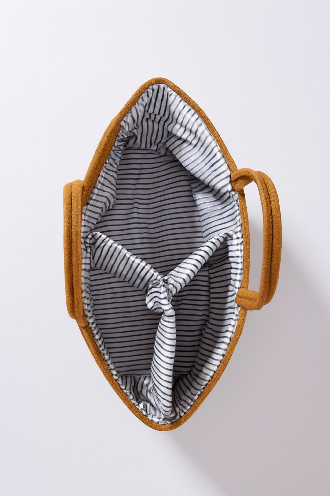 شنطة  وسلة تخزين  ومنظم  بتصميم "الدب اللطيف"  بني