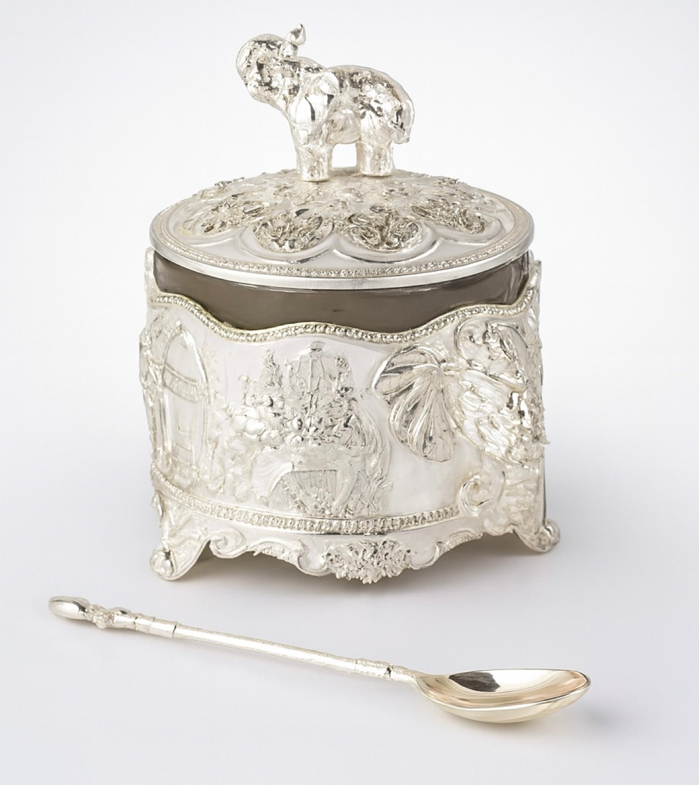 علبة سكر فاخرة بتصميم انيق وهيكل مزخرف بنقوش