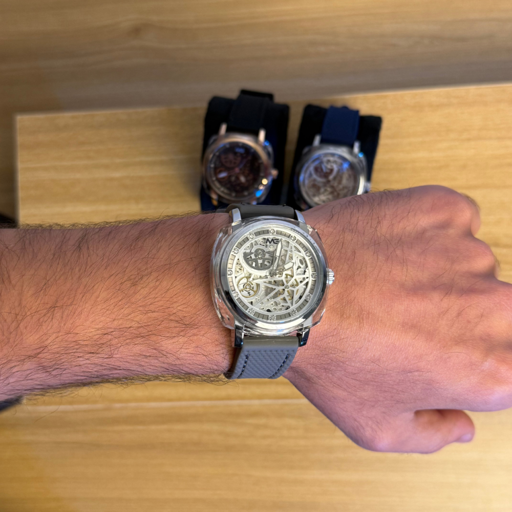 ساعة MG بحزام رمادي