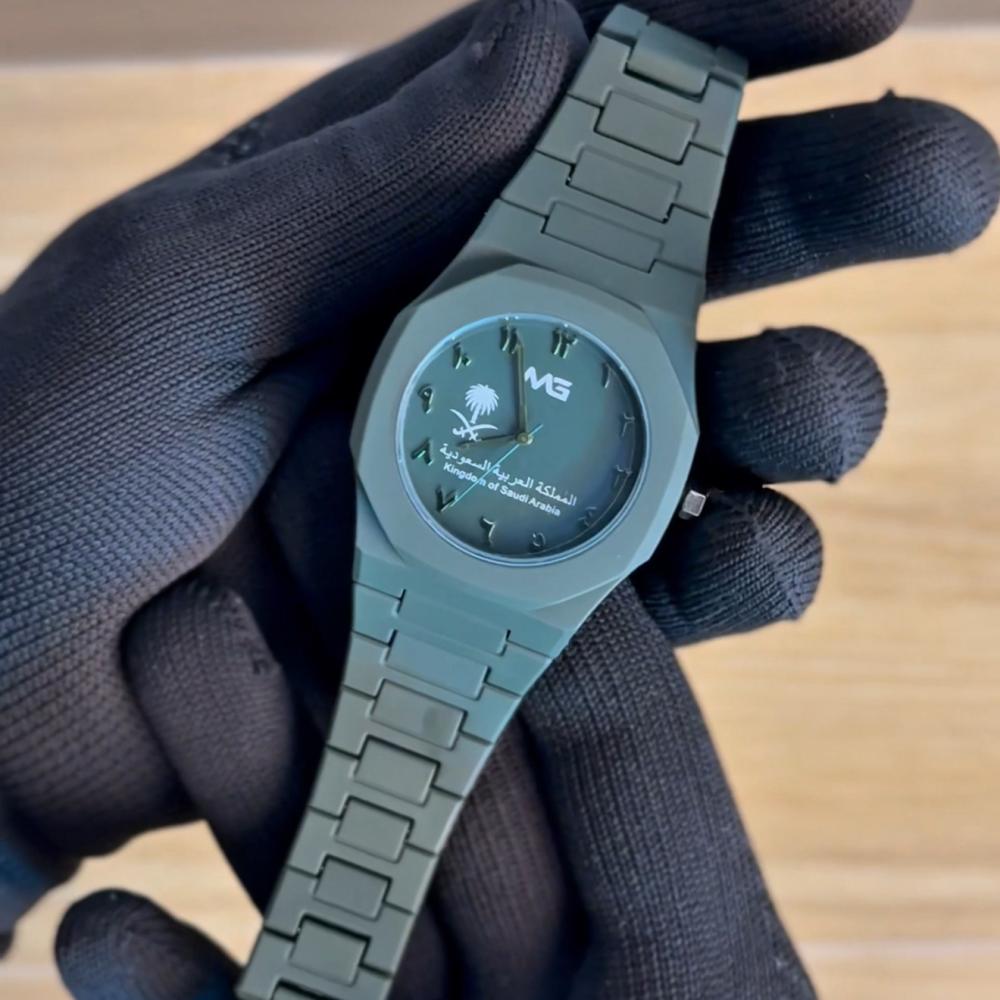 ساعة MG باللون الأخضر الزيتوني مع شعار المملكة العربية السعودية