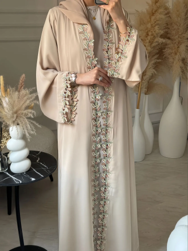 عباية طويلة مطرزه