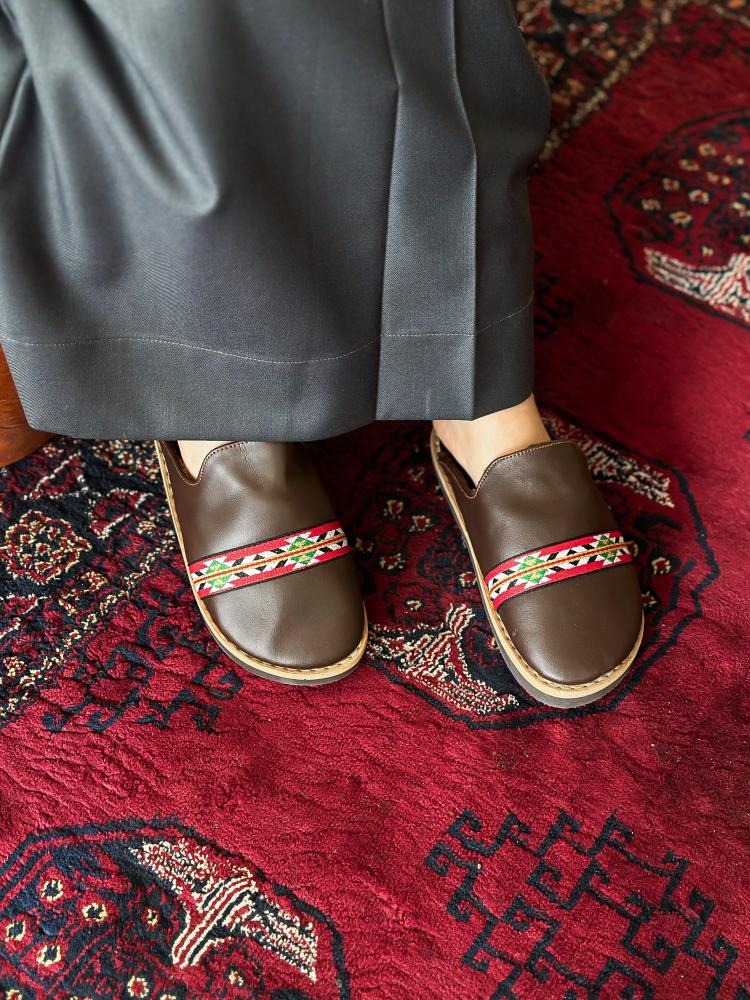 حذاء مبطن فرو ولادي  - بني غامق