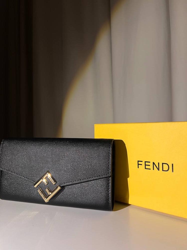 شنطة (FENDI) شاملة ملحقاتها