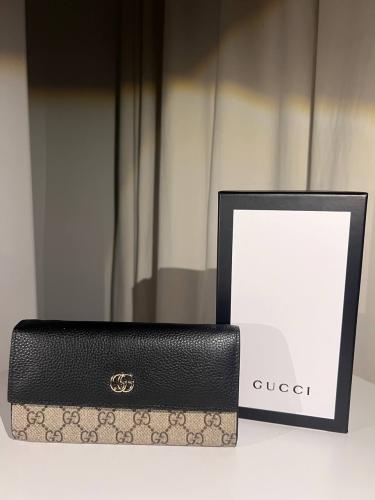 شنطة (Gucci) شاملة ملحقاتها