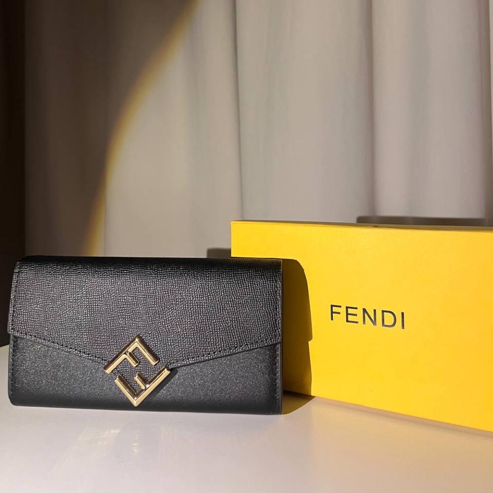 شنطة (FENDI) شاملة ملحقاتها