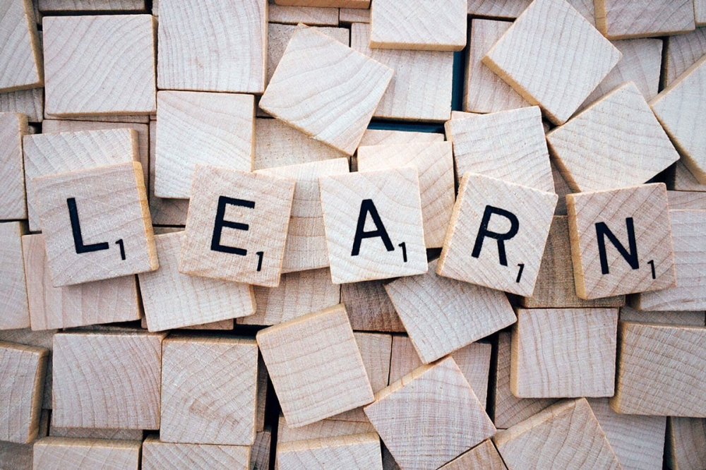 دليل شامل لإتقان اللغة الإنجليزية: رحلة شاملة من الصفر إلى الاحتراف