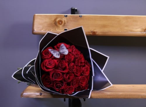 باقة زهور حمراء (فراشة البيداء)