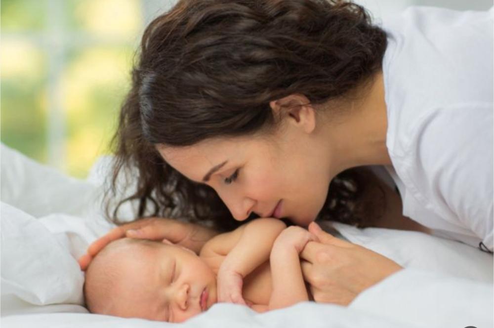 **فوائد التغذية الصحية للأمهات بعد الولادة:**