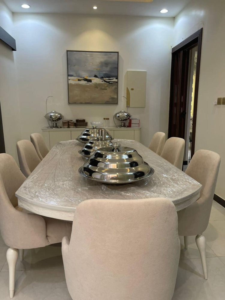 طاولة طعام ٨ كراسي مع بوفية