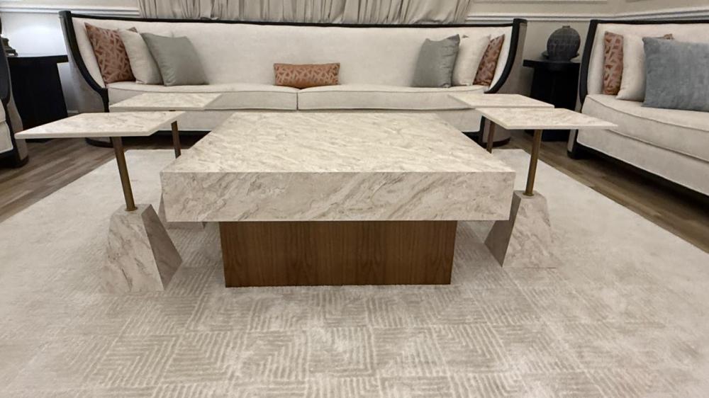 طاوله مع اربع خدمات