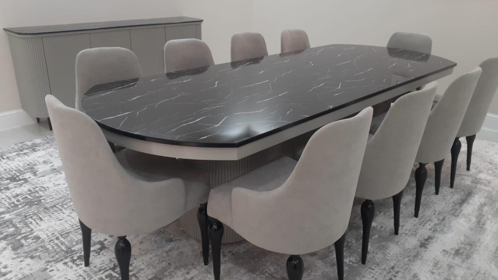 طاولة طعام ١٠ كراسي مع البوفيه ( الكنسول )