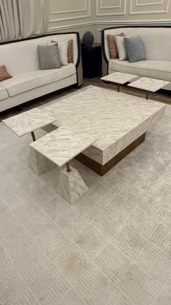 طاوله مع اربع خدمات