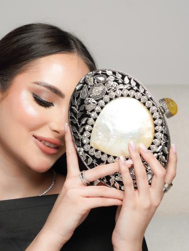حقيبة يد مطلية ومزينه بالصدف الطبيعي
