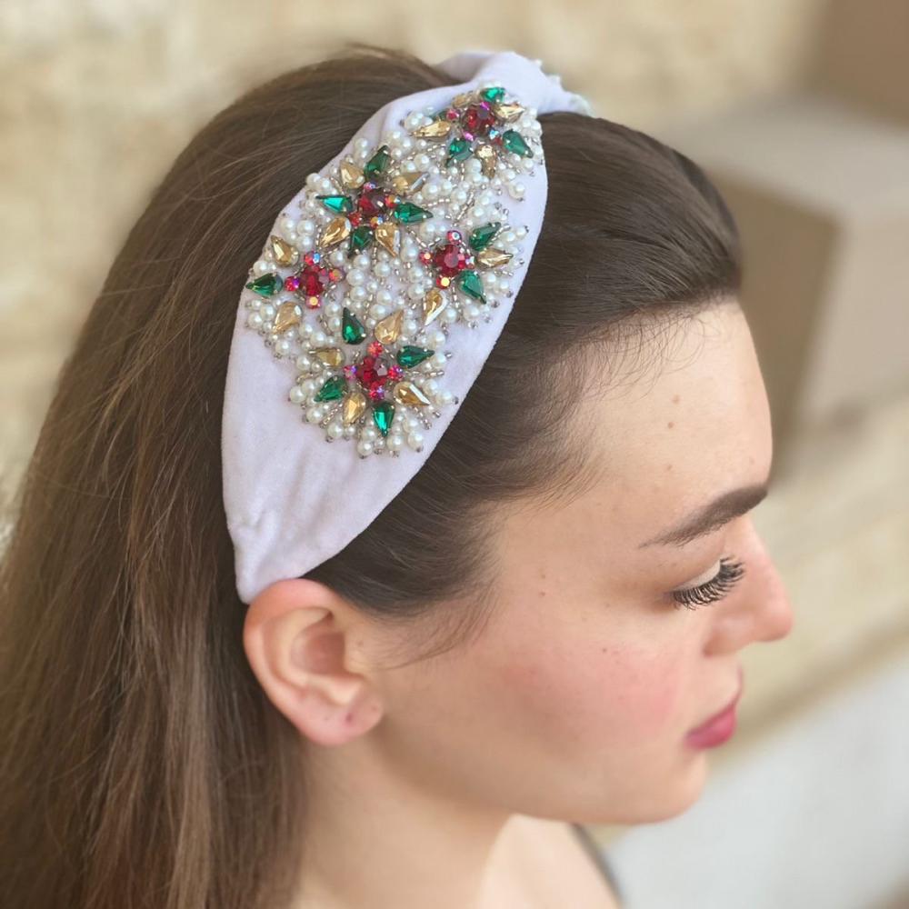 طوق شعر مشغول بالشك اليدوي