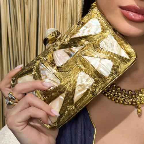 حقيبة يد مطلية ومزينه بالصدف الطبيعي