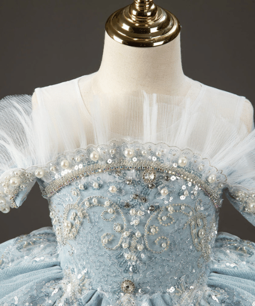 فستان فخم بتصميم ملكي وألوان سماوية