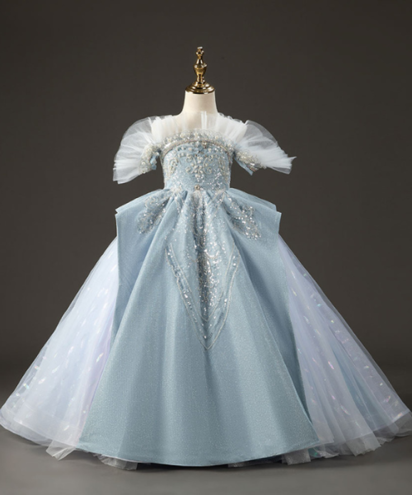 فستان فخم بتصميم ملكي وألوان سماوية