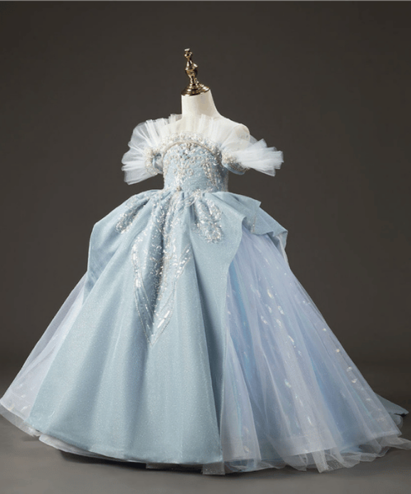 فستان فخم بتصميم ملكي وألوان سماوية