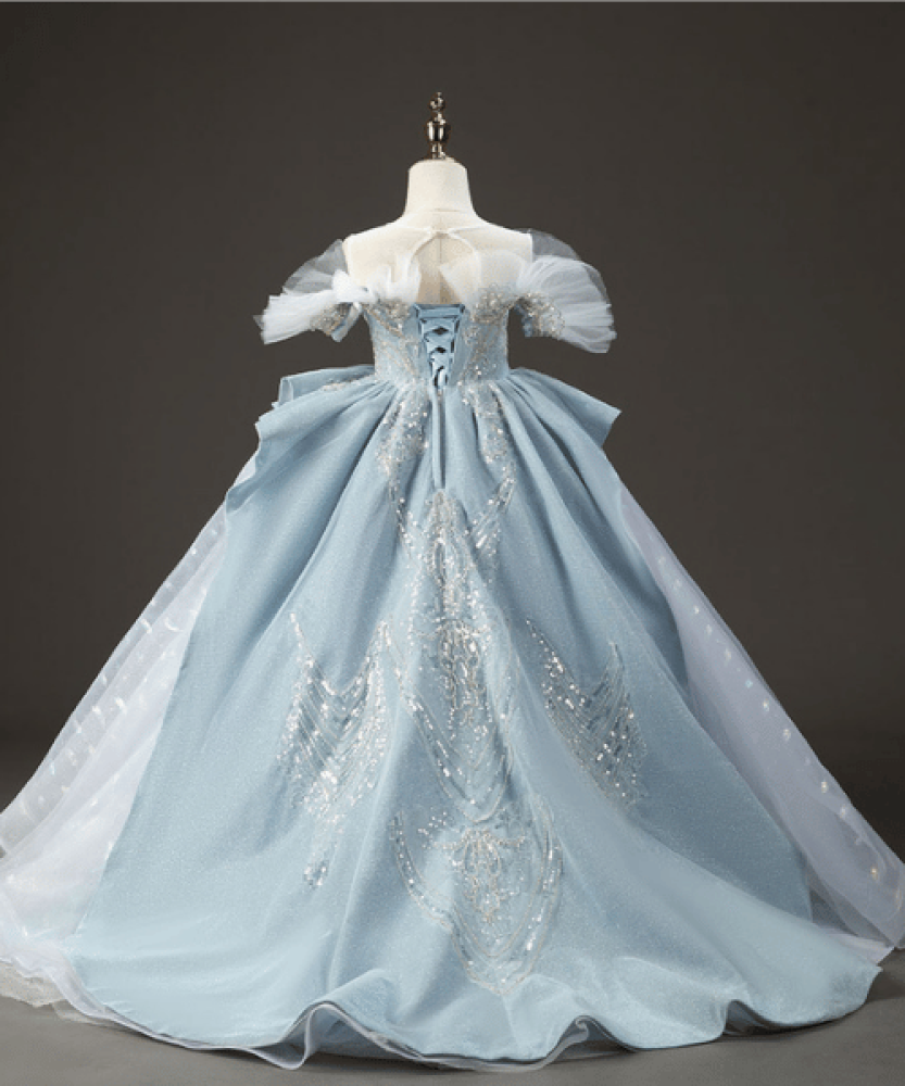 فستان فخم بتصميم ملكي وألوان سماوية