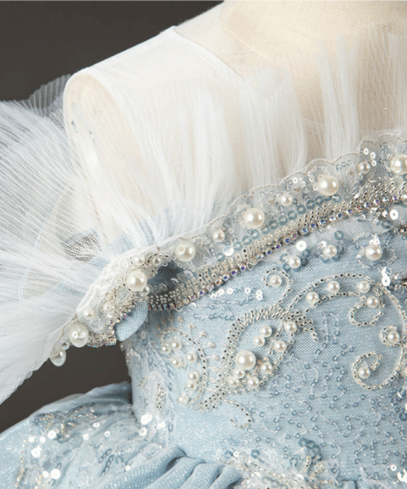 فستان فخم بتصميم ملكي وألوان سماوية