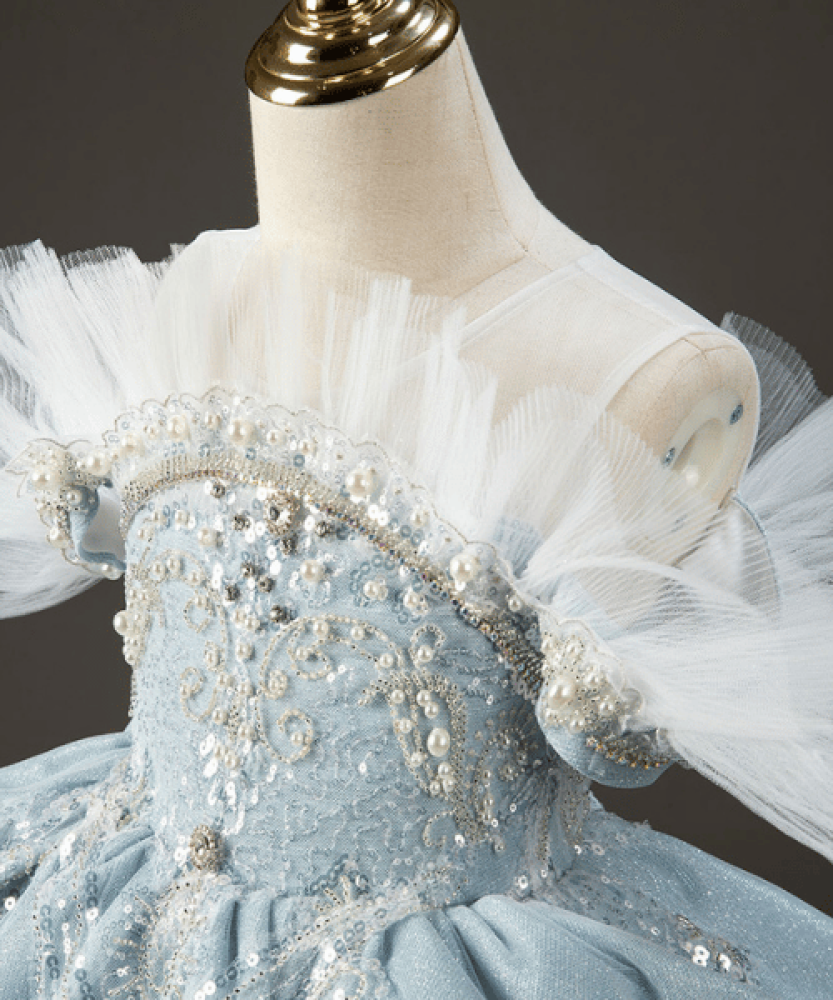 فستان فخم بتصميم ملكي وألوان سماوية