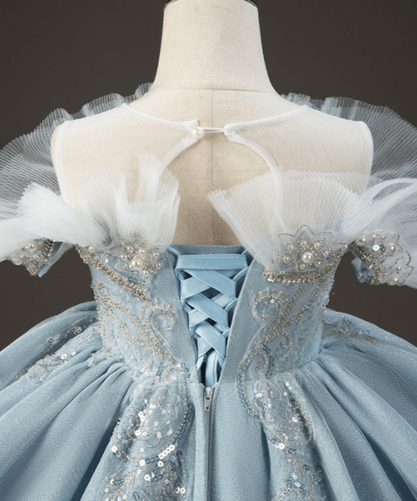 فستان فخم بتصميم ملكي وألوان سماوية