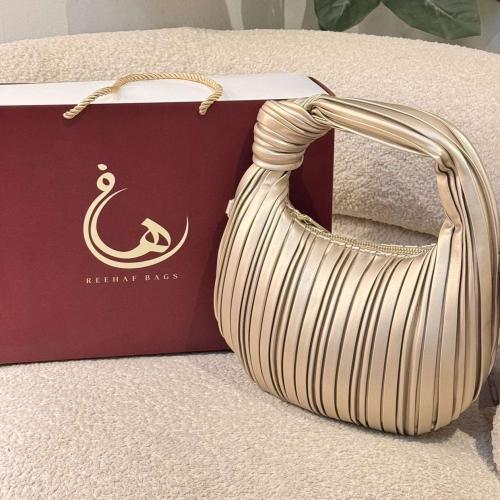 شنطه مضلعه بيد ملتفه