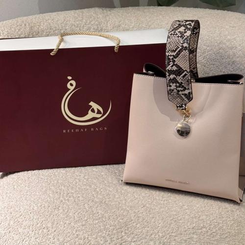 شنطه بمسكه يد ثعبانيه