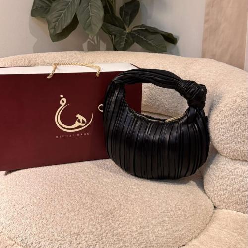 شنطه مضلعه بيد ملتفه
