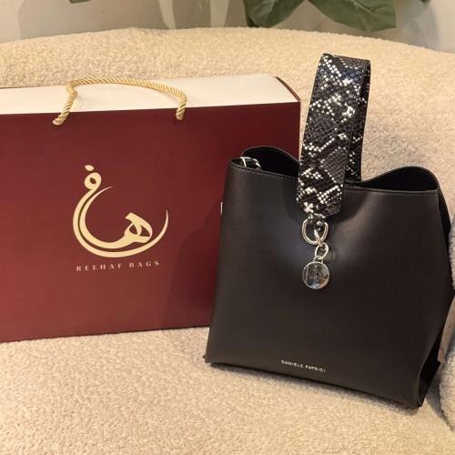 شنطه بمسكه يد ثعبانيه