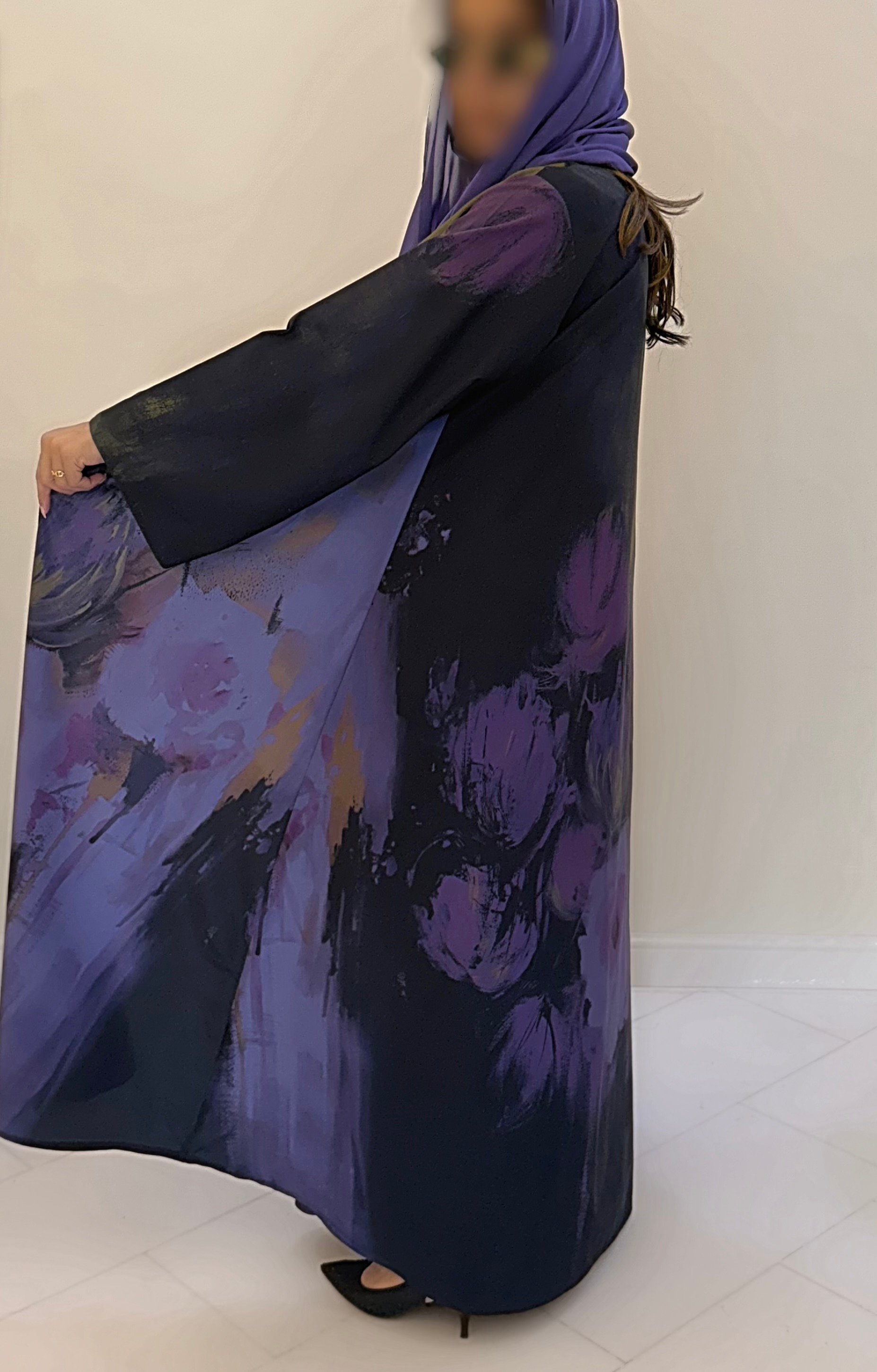 عباية كريب حرير برسمات متداخلة انيقة