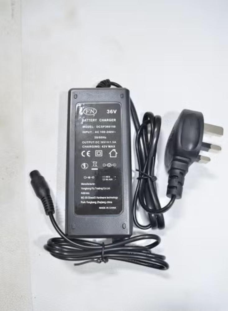 اسكوتر درفت كهربائي 36 فولت للأطفال، تصميم جذاب وآمن مع خوذة وأطقم حماية مرفقة لون احمر.